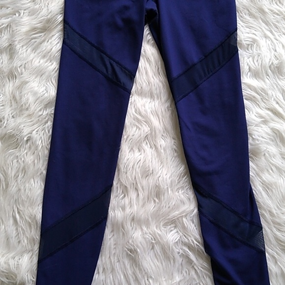 Old Navy Active Go-Dry Fitted High Waist Mesh Inset Leggings in Navy - Picture 3 of 13